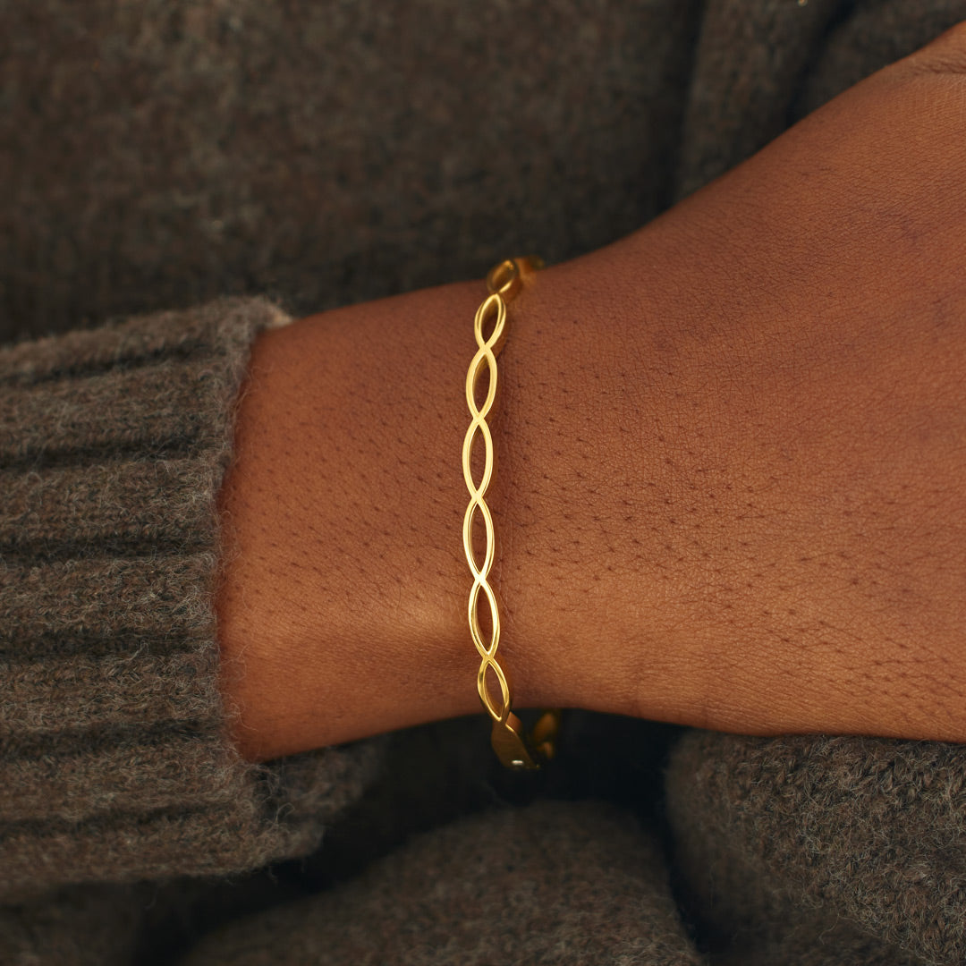 Small Circle Of Female Friends Matching Weave Bracelet